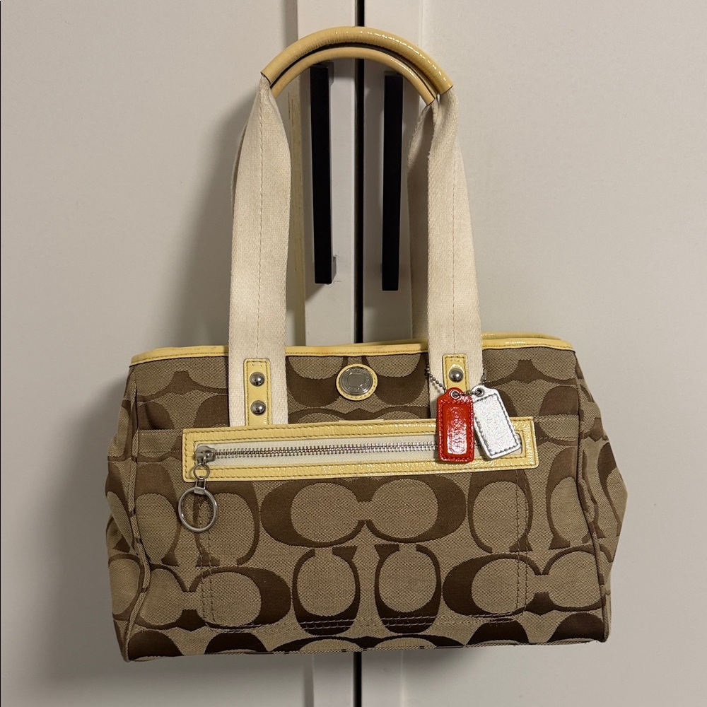 Coach Daisy Signature Khaki
Shoulder Bag